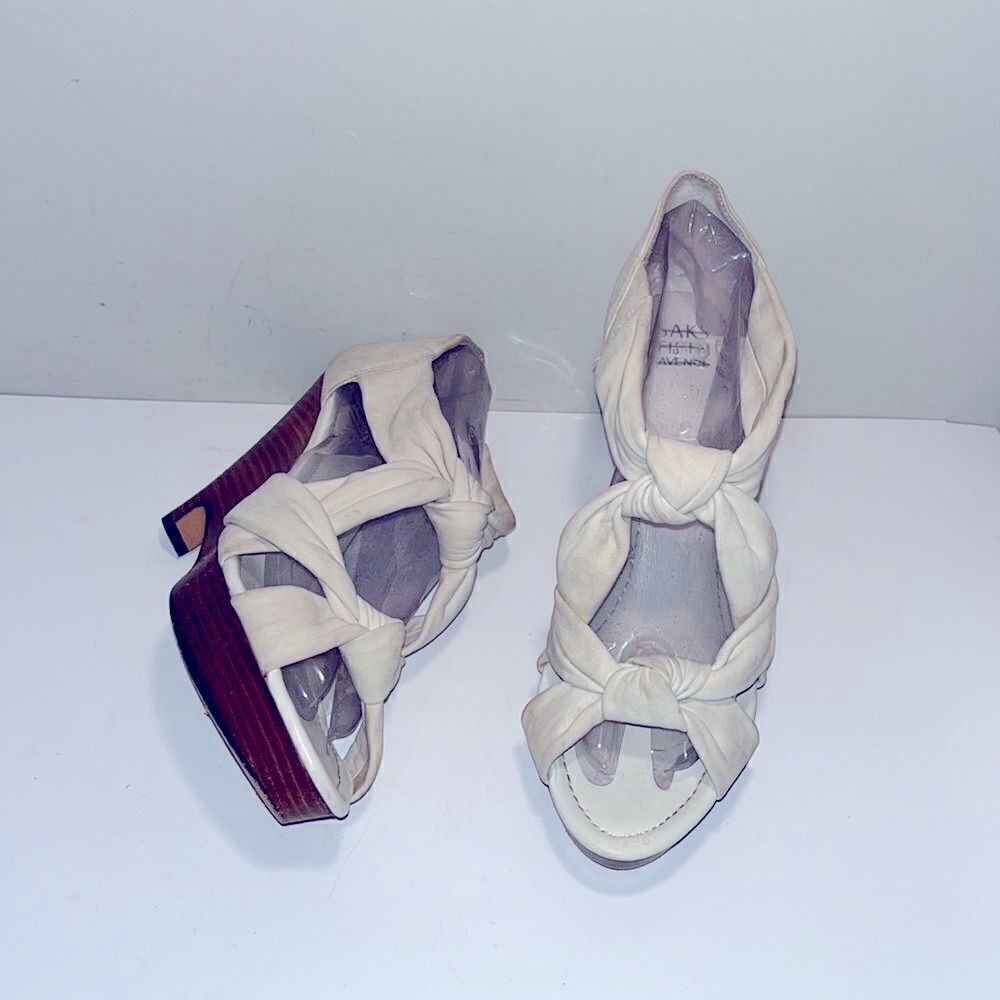 Vintage Saks fifth Avenue cream leather criss/cross 4.5” wedges w/ 1 “ platform